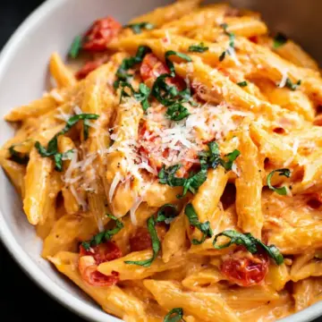 Super Easy Creamy Tomato Pasta