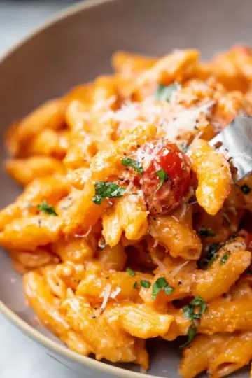 Super Easy Creamy Tomato Pasta